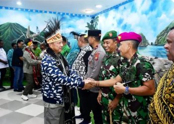Kapolda Papua Barat Daya Sambut Kedatangan Mendagri Dalam Kunjungan Kerja di Papua Barat Daya