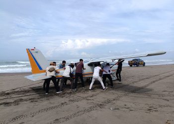 Gagal Mesin, Pesawat Jenis Capung Mendarat Darurat di Pesisir Pantai Pangandaran
