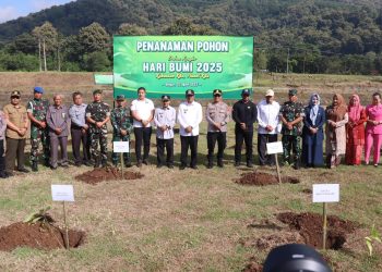 Polisi dan BBWS Citanduy Gelar Aksi Penanaman Pohon Bersama Forkopimda dalam Rangka Memperingari Hari Bumi