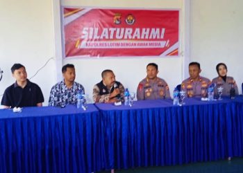 Gelar Acara Silaturrahim Kapolres Lotim Bagikan Baju Seragam untuk Wartawan Mitra Polres