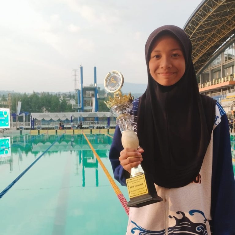 Naura Syifa Anjani siswi kelas VII G yang menyabet gelar juara renang terbuka Bandung Utama 2025 tingkat nasional dengan Raihan 7 medali emas 2 Perak dan 1 Perunggu