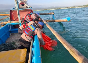 Polisi Bersama Relawan Nelayan Berhasil Temukan Korban Tenggelam di Pantai Karangpapak