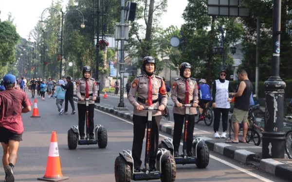 “He For She”, Wajah Humanis Polwan Polda Jabar Suguhkan Pelayanan Prima di CFD Dago