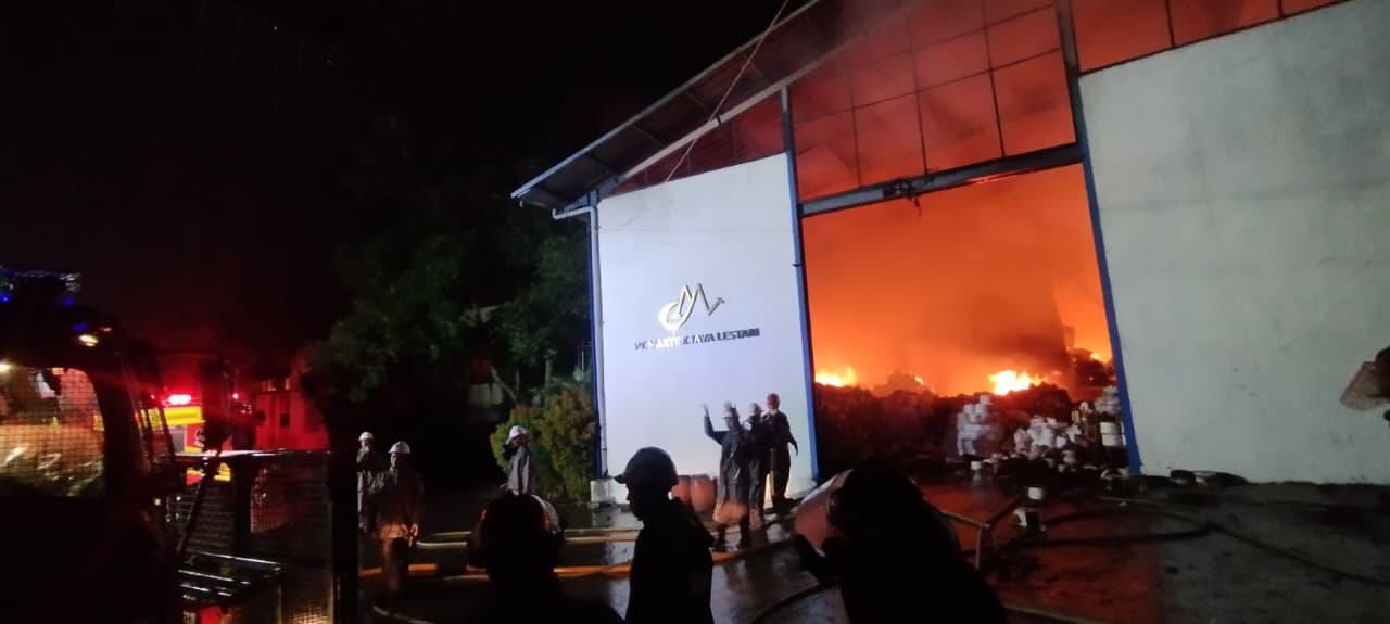 Kebakaran di PT Mastex Jaya Lestari Cikancung, Kabupaten Bandung: Api Belum Padam