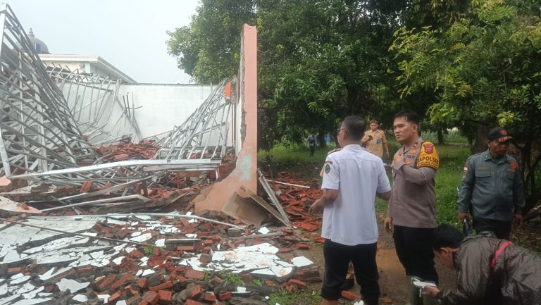 Atap SMKN 1 Gunung Putri Ambruk Diterjang Hujan dan Angin Kencang, 44 Orang Jadi Korban