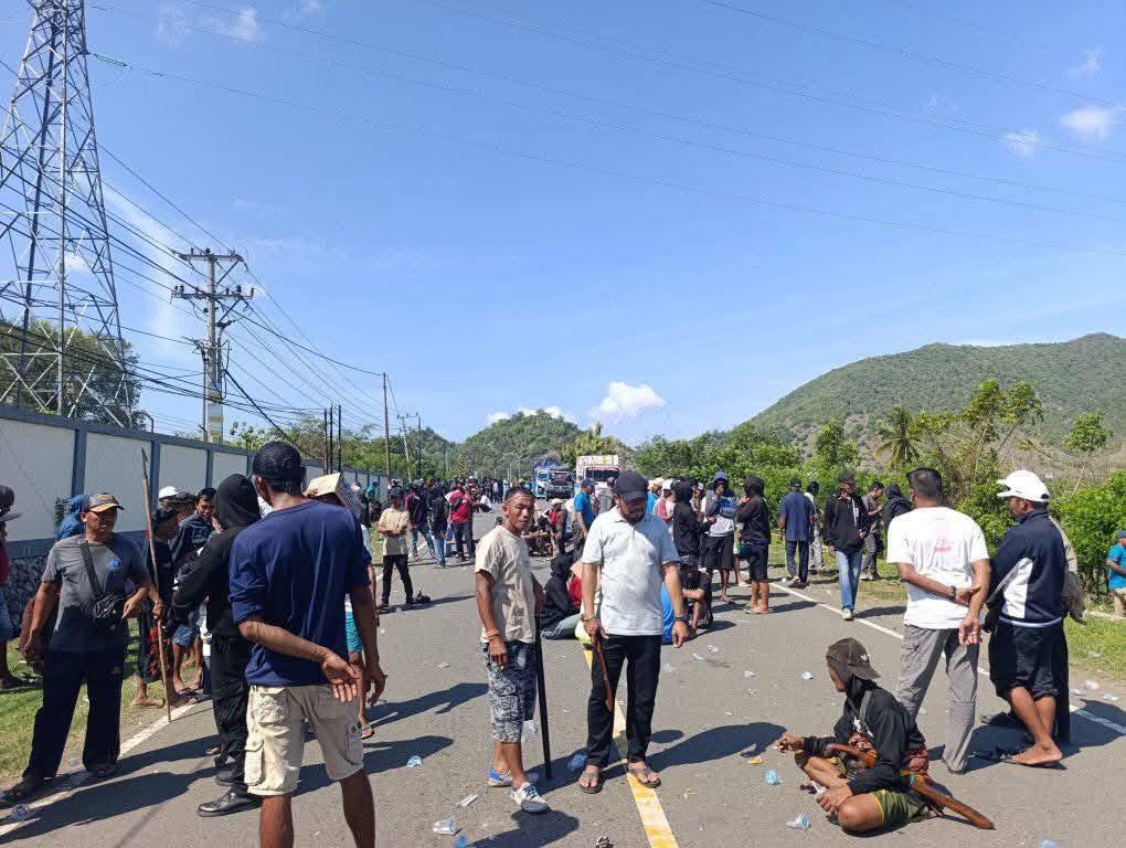 Blokade dan Ketegangan di Simpang Menuju Pelabuhan Poto Tano: Akses ke Pulau Lombok dan Kawasan KSB Terhambat