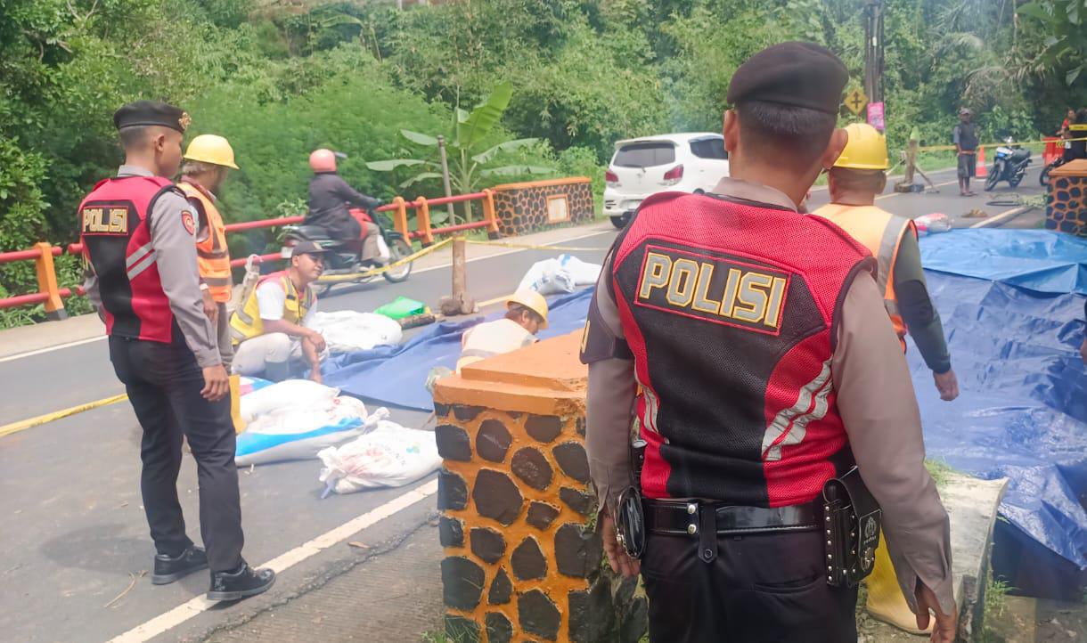 Polisi Gerak Cepat Tangani Longsor di Jembatan Cikaleho, Wujudkan Respons Cepat dan Kepedulian terhadap Keselamatan Masyarakat
