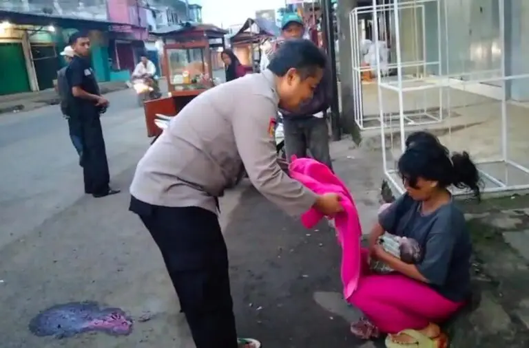 Polisi Bantu Warga Melahirkan di Pinggir Jalan, Ibu dan Bayi Selamat