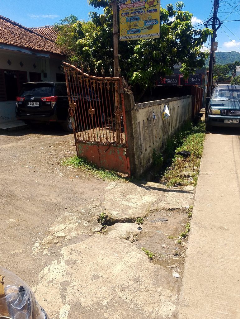 Tembok warga yang miring akibat keluar masuk mesin pemasangan pipa saluran PDAM