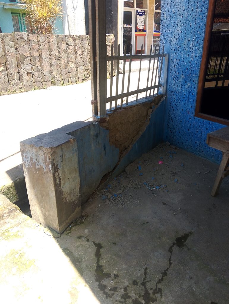 Tembok warga retak dan hampir miring