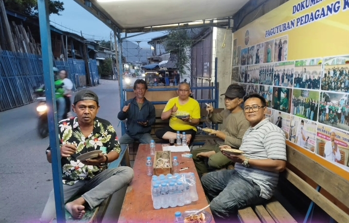 Anggota DPRD PKS Kota Bandung, H. Deni Nursani, S.Pd.I, Tinjau Pembangunan WC Umum untuk Paguyuban Pedagang Kayu Situ Aksan (PPKSA)