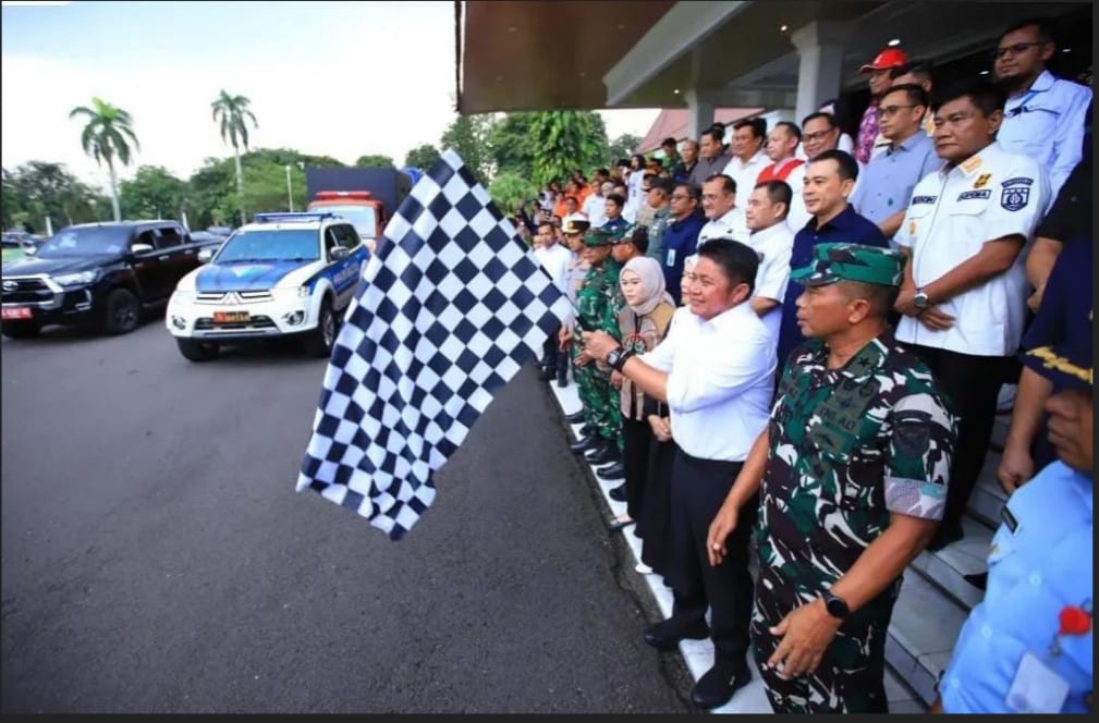 Respon Cepat Bantu Korban Bencana Aceh dan Sumbar, Gubernur HD Lepas 23 Unit Kendaraaan Bantuan Logistik