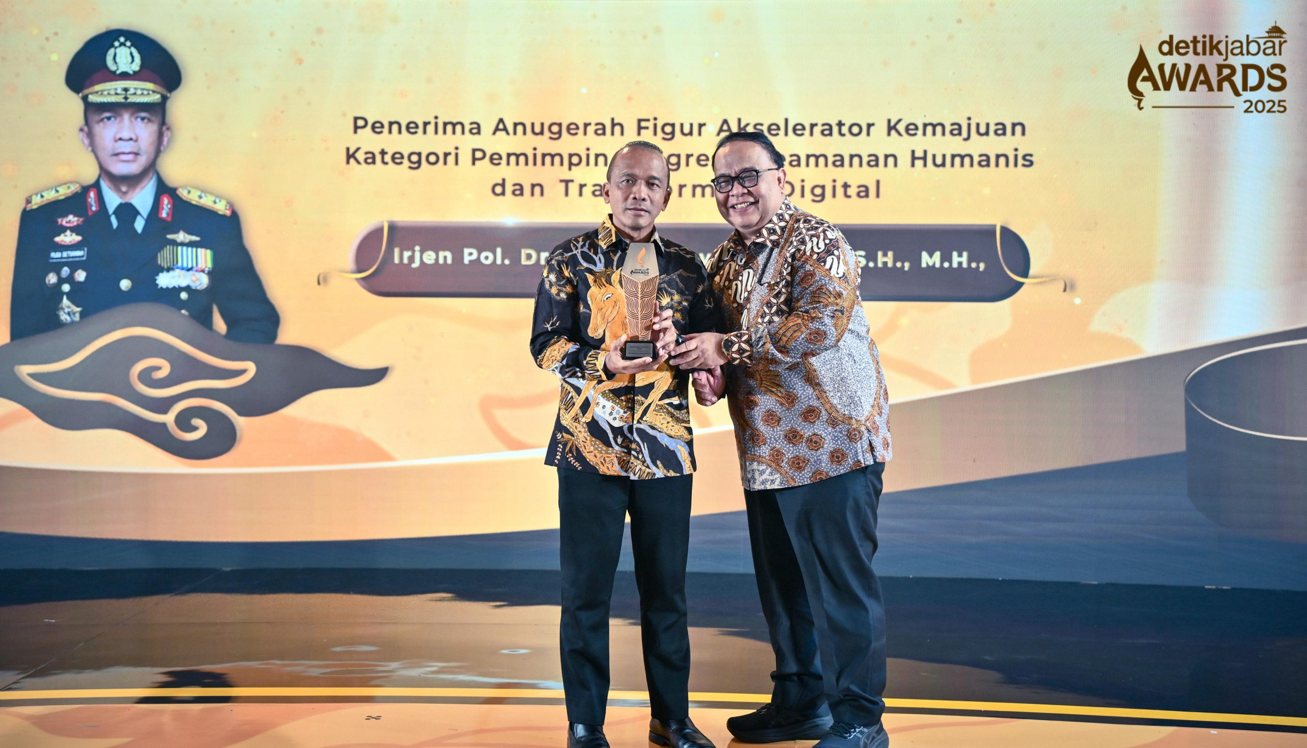 Kapolda Jabar Raih Penghargaan Pemimpim Progresif Keamanan Humanis dan Transformasi Digital