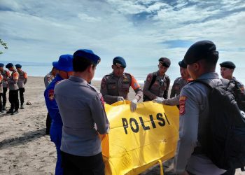 Temukan Jenazah Korban Laka Terjun Payung Diteluk Pangelek Cilacap