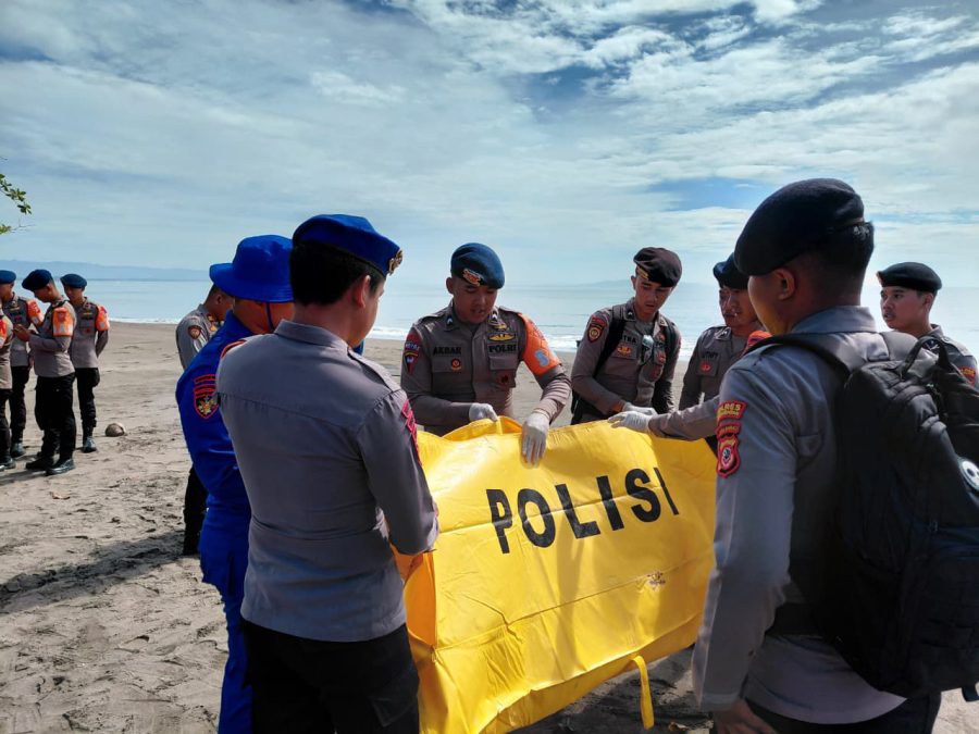 Temukan Jenazah Korban Laka Terjun Payung Diteluk Pangelek Cilacap
