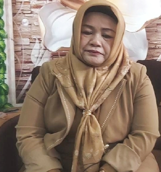 Kepala SDN 060 Raya Barat, Hj. Yuyun Yuningsih, S.Pd.,M.M.Pd.