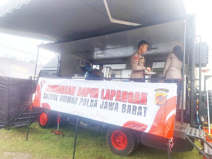 Dapur Lapangan Polda Jabar Terus Bergerak Cepat, Pastikan Kebutuhan Pangan Pengungsi Pasirlangu Cisarua Terpenuhi