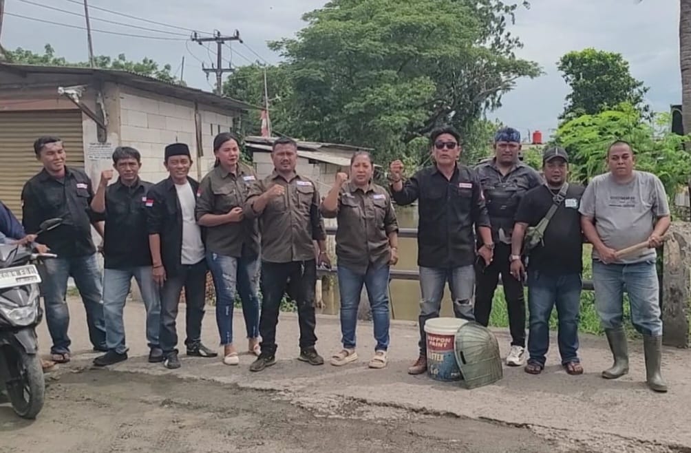 FWJ Indonesia Korwil Kabupaten Bekasi Lakukan Aksi Sosial Babat Ilalang dan Perbaikan Jalan Rusak, Pemerintah Tidak Peka dengan Kondisi