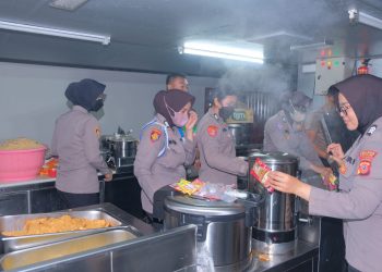Polri “All Out” Evakuasi, Hadirkan Randurlap dan Patroli Kesehatan Door to Door untuk Korban Banjir Karawang