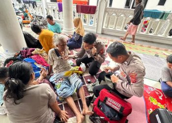 Respons Cepat Bid Dokkes Polda Jabar Patroli Kesehatan Door to Door, Layani Ratusan Warga Terdampak Banjir di Karawang