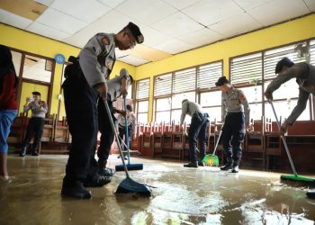 Pulihkan Aktivitas Warga, Polda Jabar Bersihkan Fasilitas Publik Pascabanjir