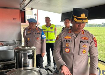 Polda Jabar Bersama Polres Karawang Kerahkan Dapur Lapangan, Bantu Warga Terdampak Banjir