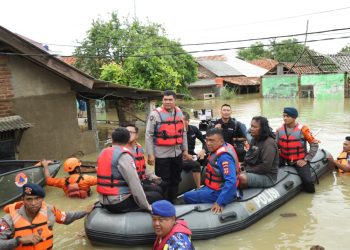 Antisipasi Pencurian Rumah Yang Ditinggalkan Warga, Serta Konsleting Listrik Saat Banjir, Polda Jabar Terus Intensifkan Patroli di Karangligar Karawang