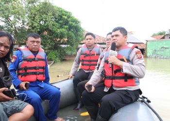 Kabid Humas Polda Jabar Tinjau Langsung Situasi Banjir di Karangligar, Karawang Serukan Patroli Rutin Jaga Keamanan