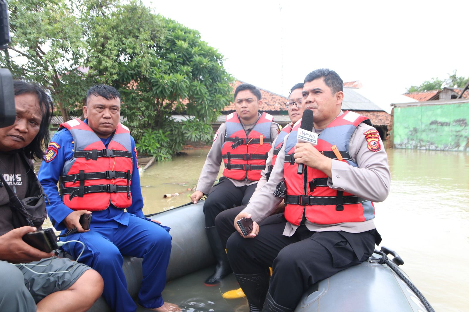Kabid Humas Polda Jabar Tinjau Langsung Situasi Banjir di Karangligar, Karawang Serukan Patroli Rutin Jaga Keamanan