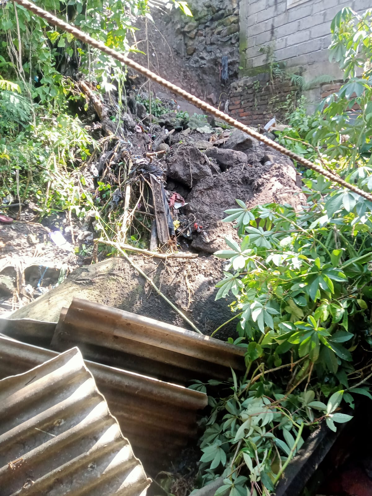 Hujan Lebat Disertai Angin Kencang Rusak Rumah Warga di Montong Baan Selatan