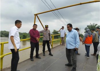 Kapolsek Rantau Alai Dampingi Bupati Ogan Ilir Tinjau Jembatan Penghubung Desa yang Roboh dan sampaikan Himbauan
