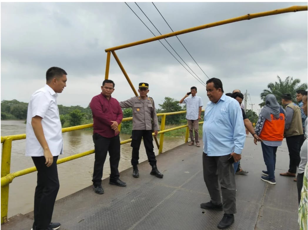 Kapolsek Rantau Alai Dampingi Bupati Ogan Ilir Tinjau Jembatan Penghubung Desa yang Roboh dan sampaikan Himbauan
