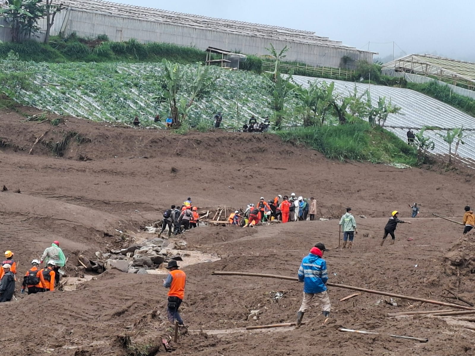 Tim DVI Polda Jabar dikerahkan ke Lokasi Longsor di Desa Pasirlangu Kec. Cisarua KBB
