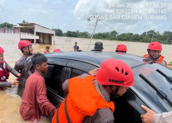 Tim SAR Sat Brimob Polda Jabar Evakuasi Barang dan Mobil Warga Terdampak Banjir di Ciasem Subang