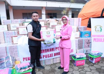 Ketua Umum Bhayangkari Daerah Jawa Barat Salurkan Bantuan untuk Korban Longsor dan Banjir Bandang di Desa Pasirlangu KBB