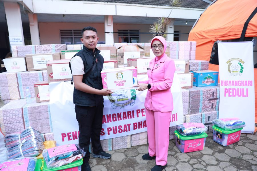 Ketua Umum Bhayangkari Daerah Jawa Barat Salurkan Bantuan untuk Korban Longsor dan Banjir Bandang di Desa Pasirlangu KBB