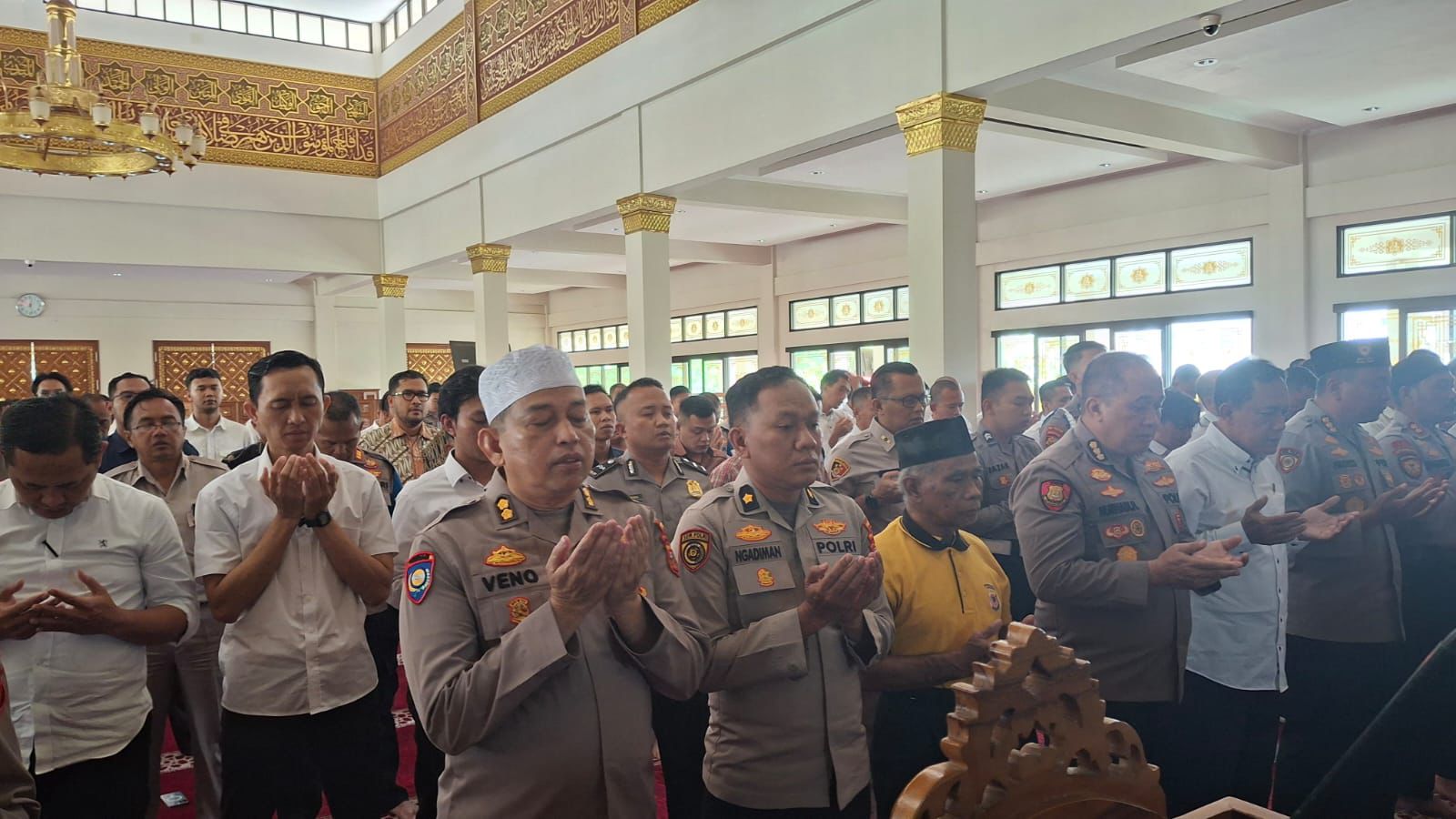 Polda Jabar Gelar Sholat Ghaib untuk Korban Bencana Longsor di Cisarua