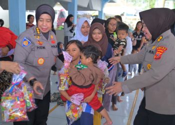 Polwan Polda Jabar Bagikan Makanan Ringan untuk Anak – Anak Pengungsi Terdampak Bencana Alam Tanah Longsor di Cisarua