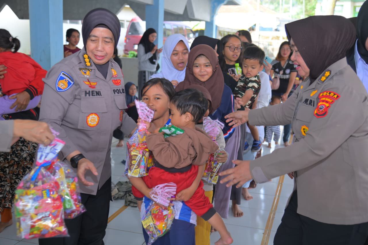 Polwan Polda Jabar Bagikan Makanan Ringan untuk Anak – Anak Pengungsi Terdampak Bencana Alam Tanah Longsor di Cisarua