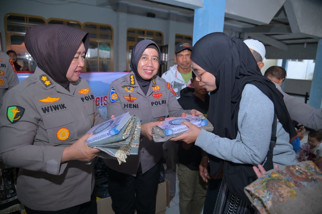 Guna Pertebal Keimanan ditengah Bencana, Pengungsi Longsor di Cisarua diberikan Peralatan Ibadah oleh Polwan Polda Jabar