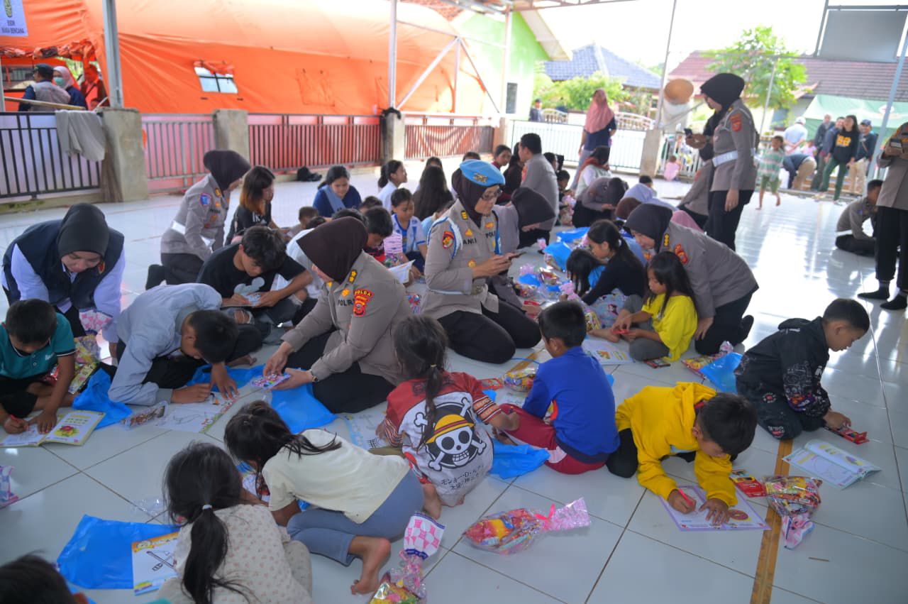 Penuh Keceriaan, Polwan Polda Jabar, Bermain, Bercengkrama dan Menggambar dengan Anak – Anak Pengungsi Korban Longsor di Cisarua KBB
