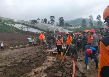 Tim SAR Batalyon B Pelopor Sat Brimob Polda Jabar Terus Lakukan Pencarian Korban Longsor di Pasirlangu