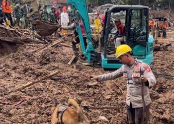 K9 Ditsamapta Polda Jabar Diterjunkan Cari Korban Longsor di Desa Pasirlangu