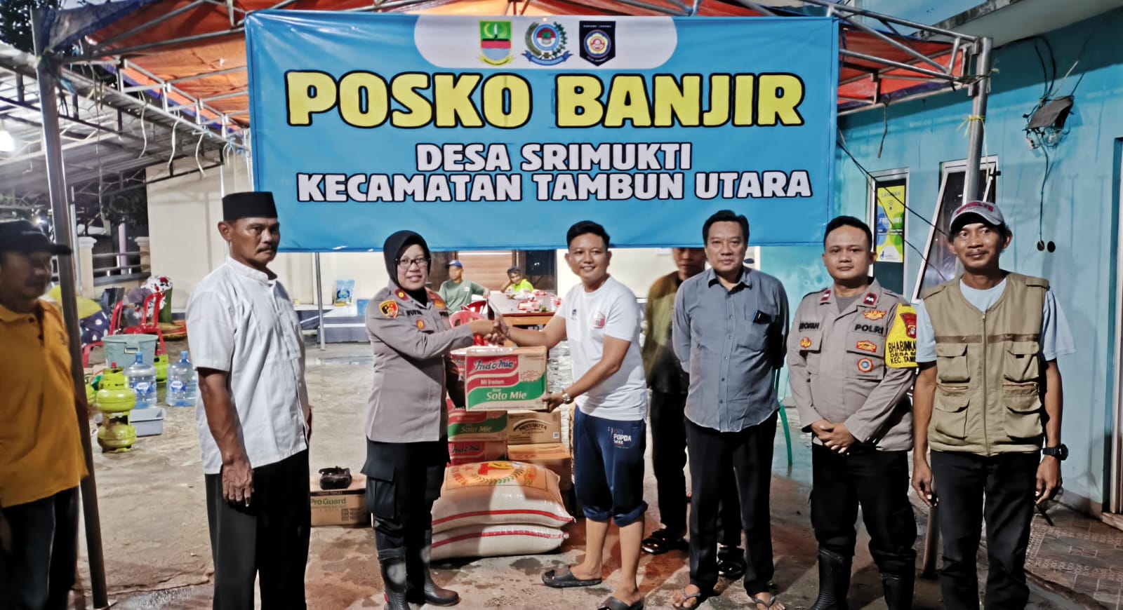 Polres Metro Bekasi Salurkan Bantuan untuk Warga Terdampak Banjir di Desa Srimukti