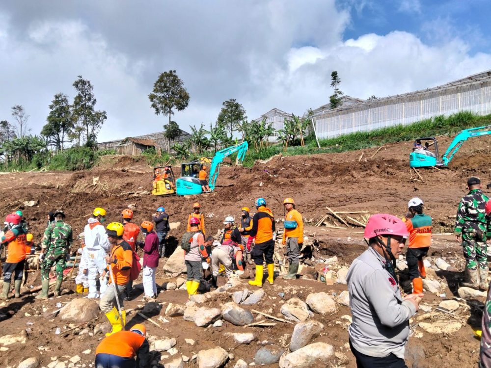 Hari Ke-8 Operasi SAR Pasirlangu, Sinergi Kemanusiaan Sat Brimob Polda Jabar Terus Berjalan Tanpa Lelah