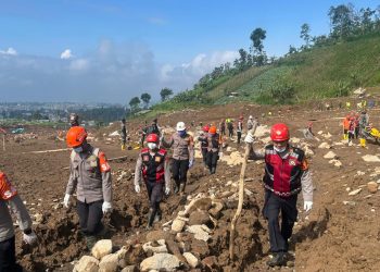 Ditsamapta Polda Jabar Terjunkan Puluhan Personel Tangani Bencana Longsor KBB