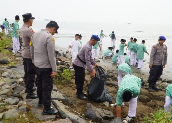 Polres Cirebon Kota Edukasi Pelajar Lewat Aksi Bersih-Bersih Pantai Kejawanan