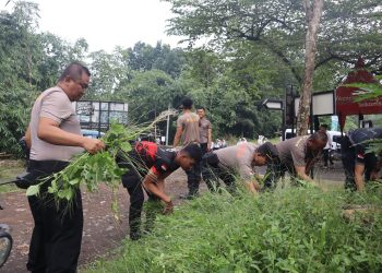 Aksi Nyata Peduli Lingkungan, Polres Majalengka Bersih-Bersih Situ Cipanten