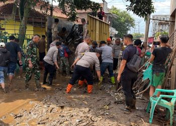 Polisi Gerak Cepat Evakuasi Terdampak Banjir Majalaya, Pimpin Pembersihan Pascabanjir