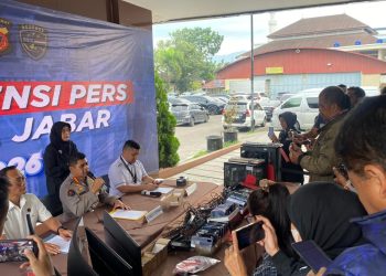 Polda Jabar Sita Puluhan HP dan Ribuan SIM Card dari Markas WhatsApp Blast Judi Online di Cirebon